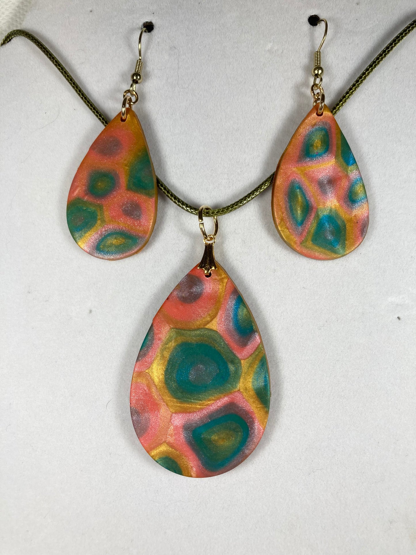 Teardrop Multicolor Metallic Blend Pendant and Earrings Set